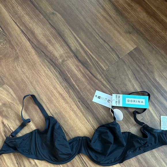 Dorina Evelyn smoothing underwire bra in black. - Picture 3 of 5